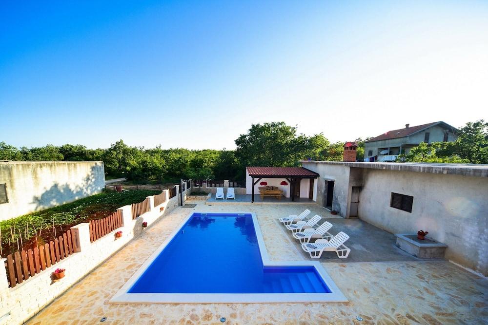 Spacious Apartment With Private Pool