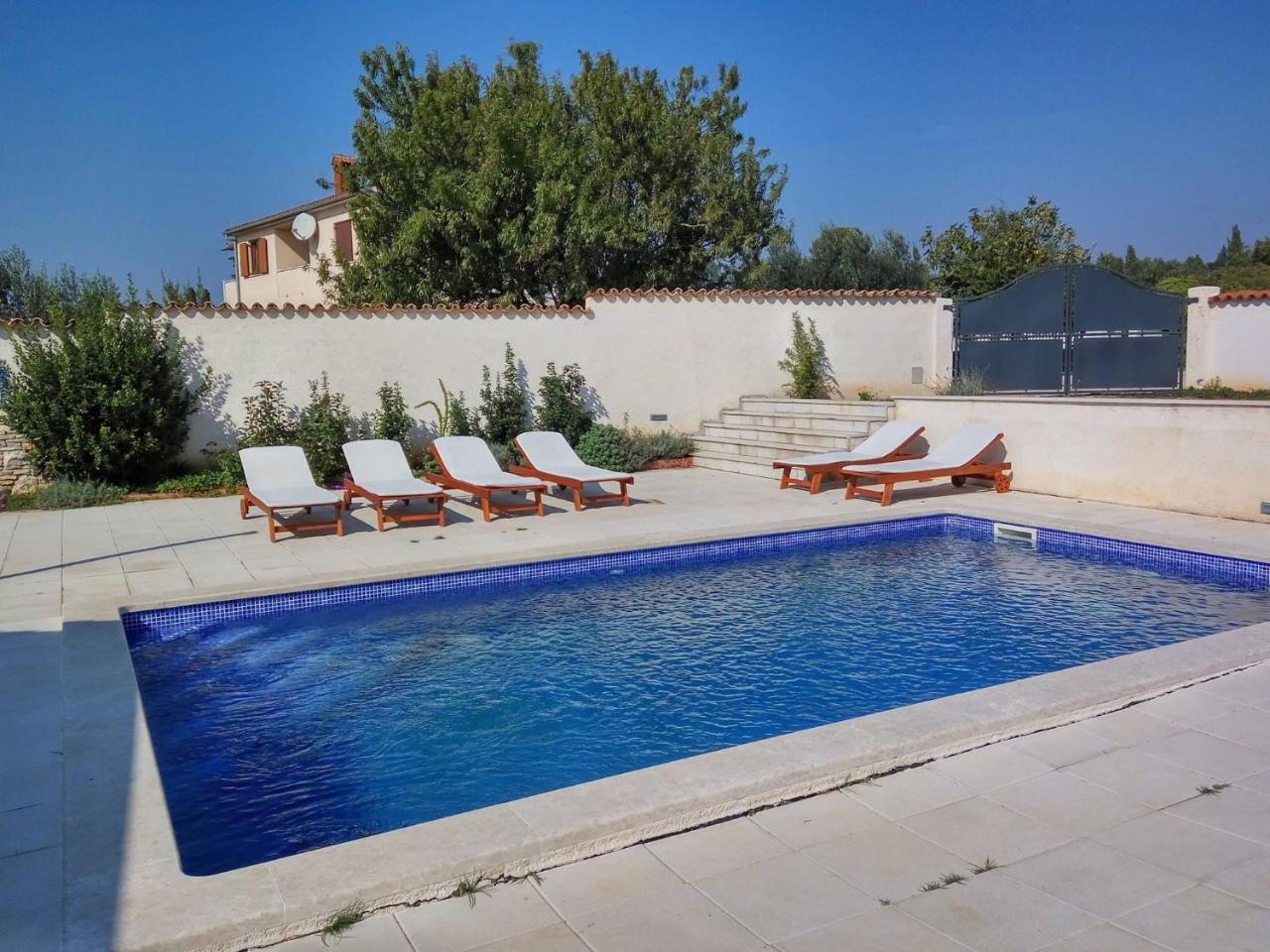 Spacious 3-bedroom Apartment In Pula