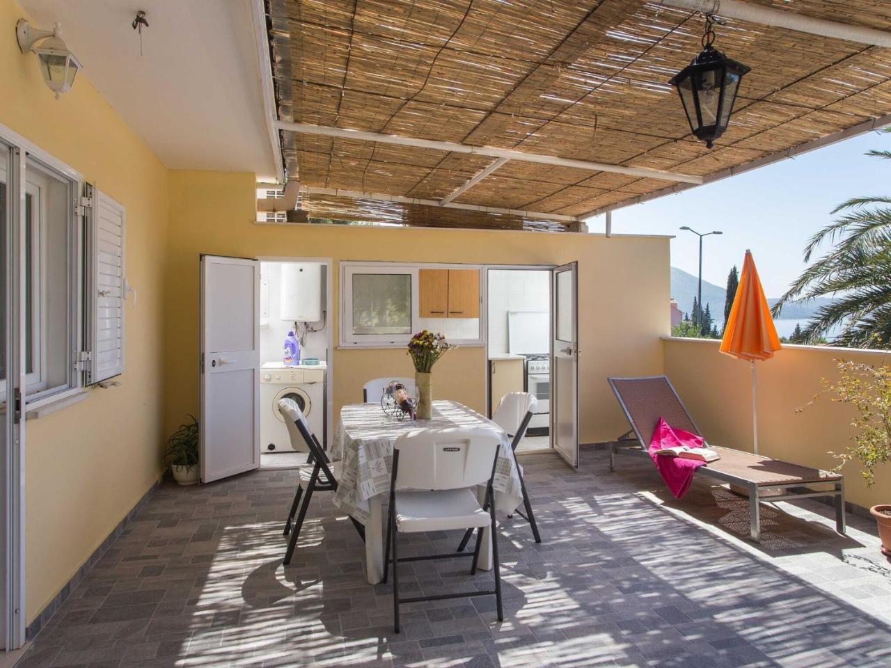 Apartments Djurkovic Two-bedroom Apartment With Shared Terrace & Sea View