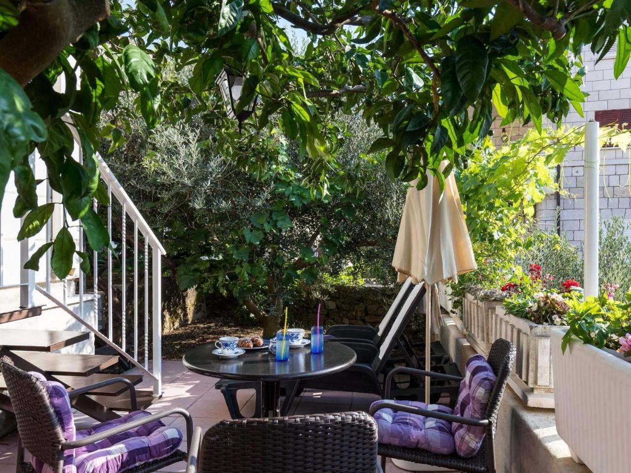 Apartment Vukic Studio Apartment With Terrace & Garden View