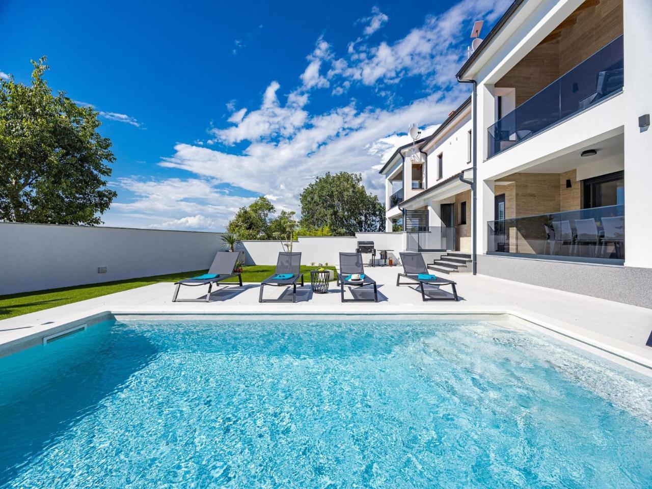 Villa by The Beach In Pula