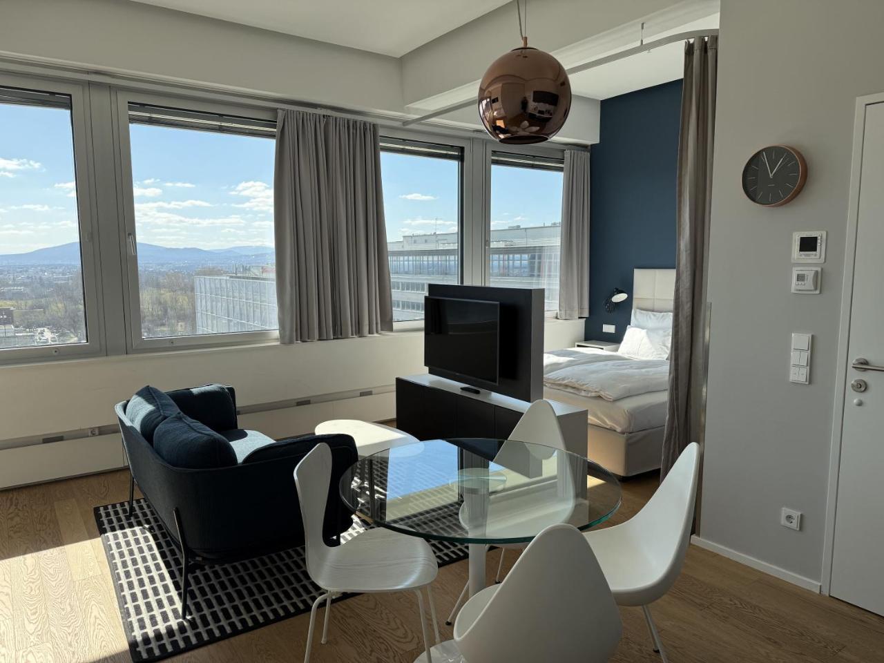 Penthouse-flair With Skyline-view