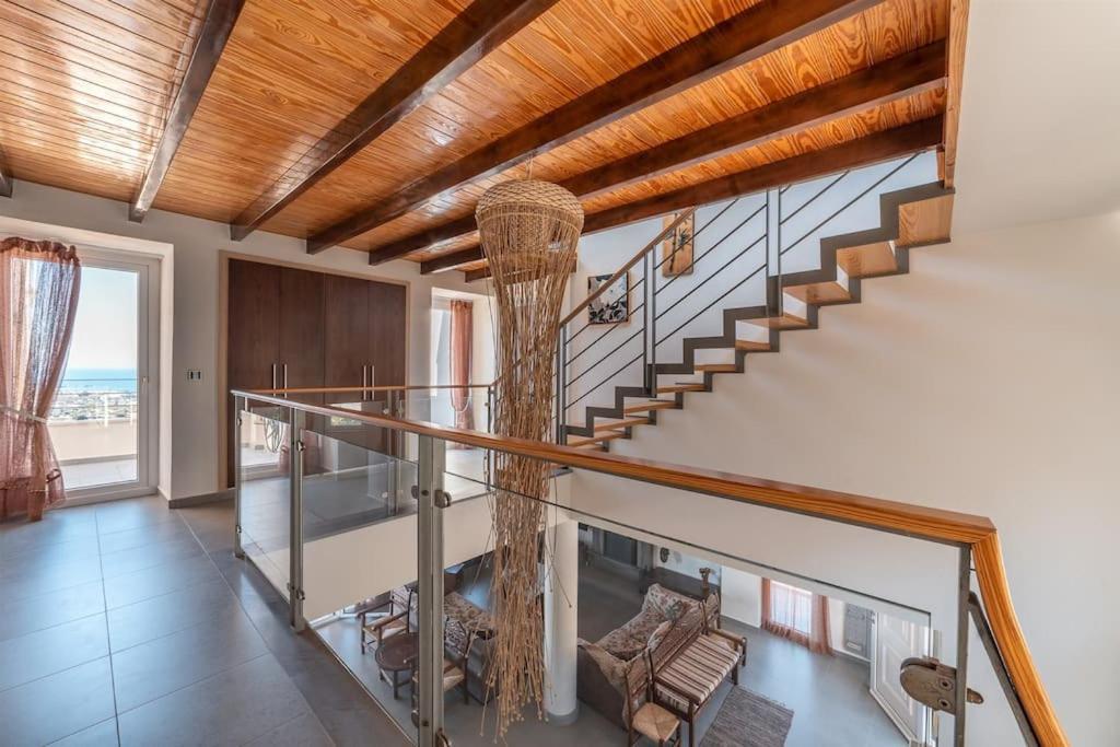 Villa Manu, A Fair Living