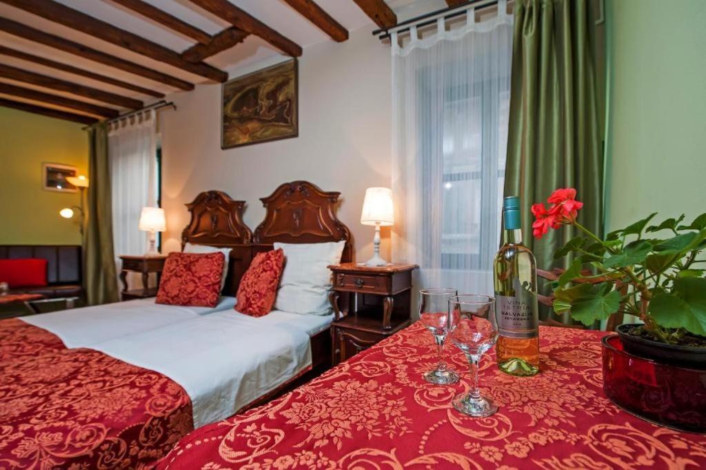 Antique Studio Oscar Iii