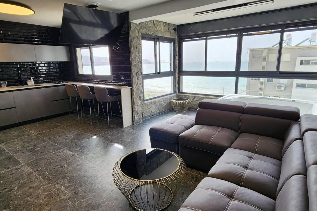 מבנים בים 75 Suites at Sea