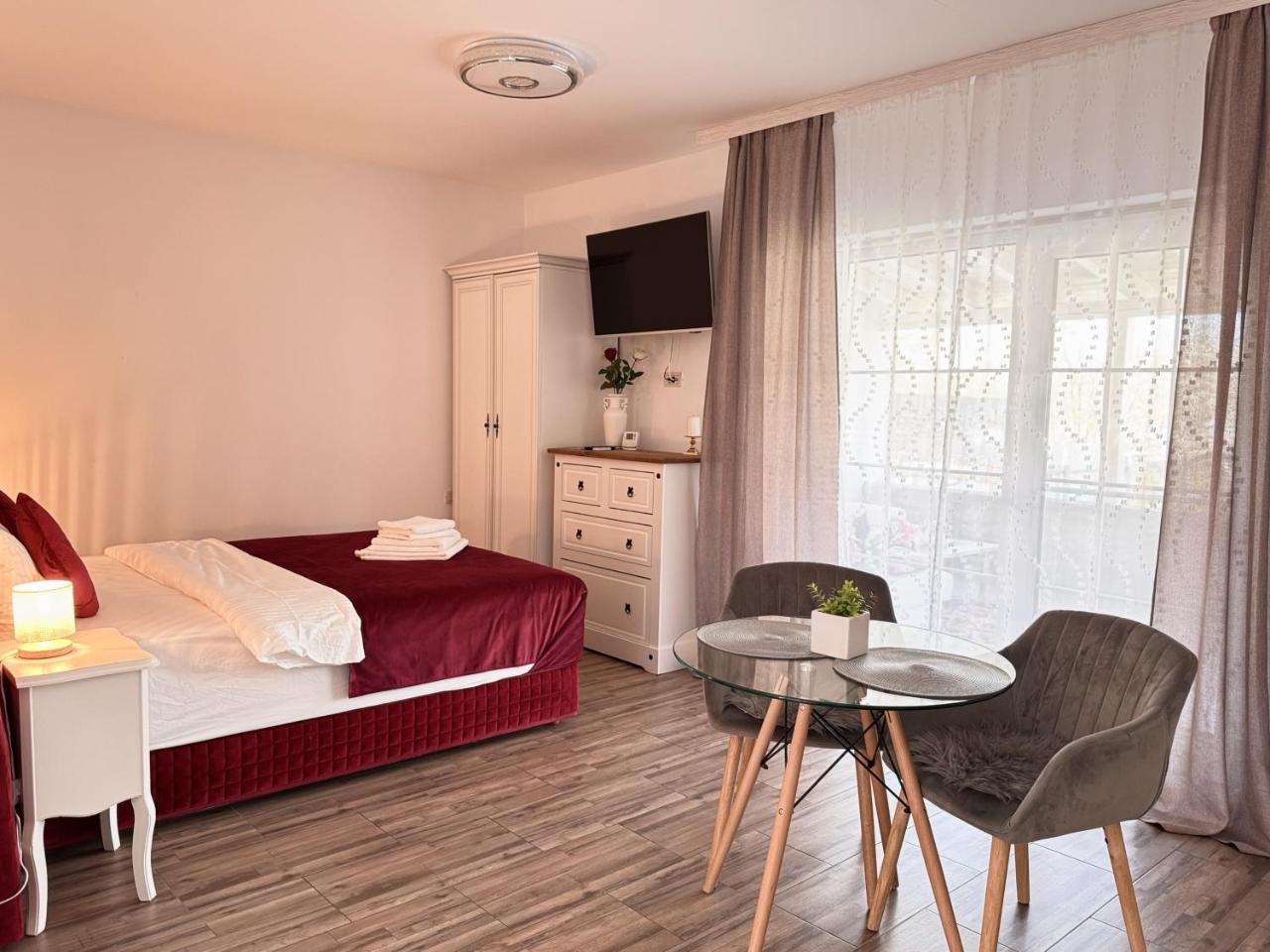 Nearby Lake Romantic Retreat R