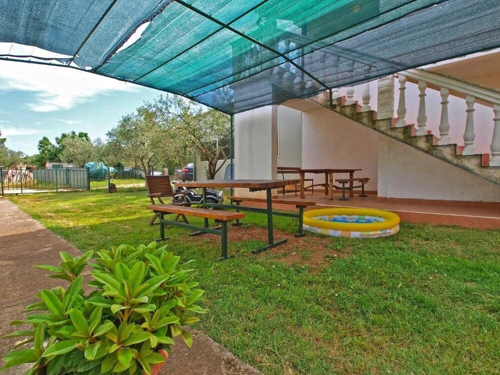 Cozy Apartment In Peroj