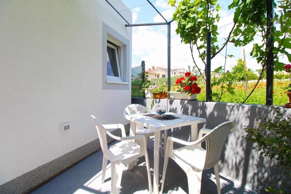 Cozy Apartment With Patio & Parking