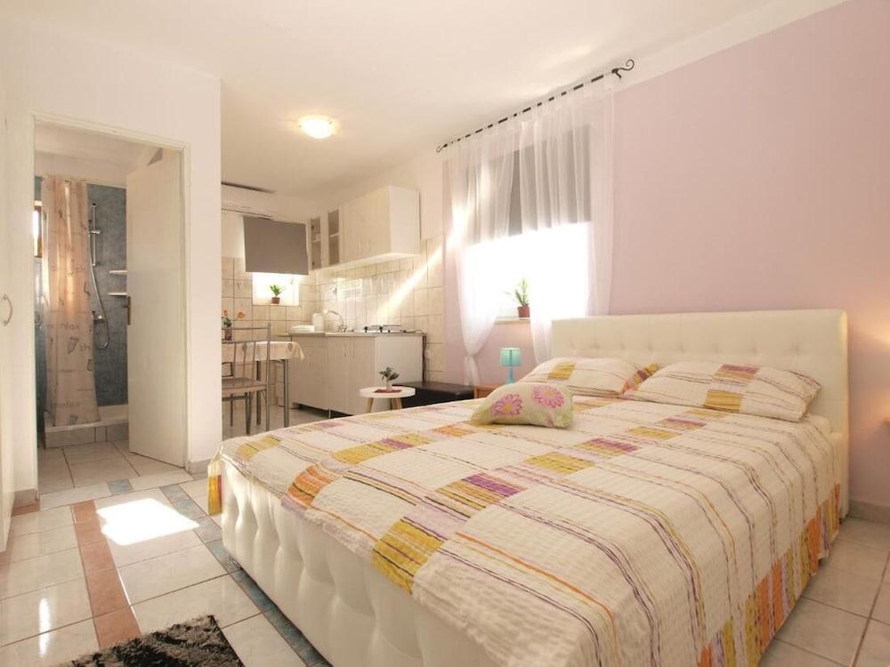 Cozy Studio Apartment With Private Outdoor Space