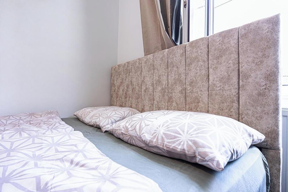 8 Studios With Terrace In Margareten