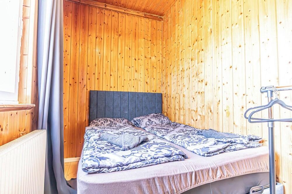 Cozy 3br Apt With Garden Sleeps 10
