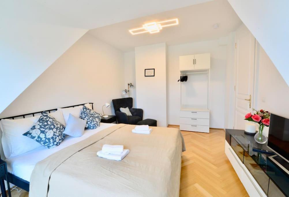 Modern Attic Flat With 2 Bedrooms