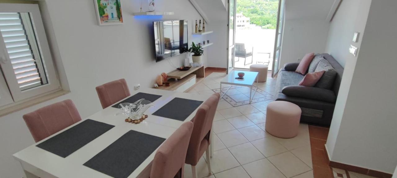 Rita Charming 2-bedroom Apartment With Sea View, Slano