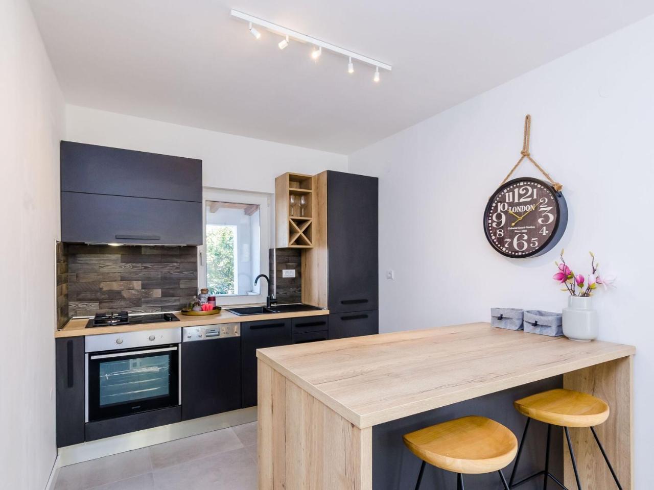 Apartment Sea Shell Triplex Three-bedroom Apartment With Terrace