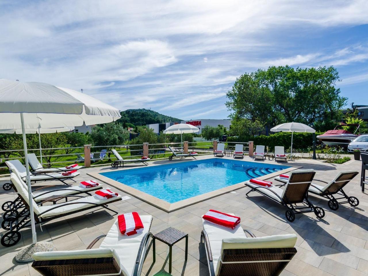 Apartments Mali Paradiso One Bedroom Apartment With Terrace & Pool View A3