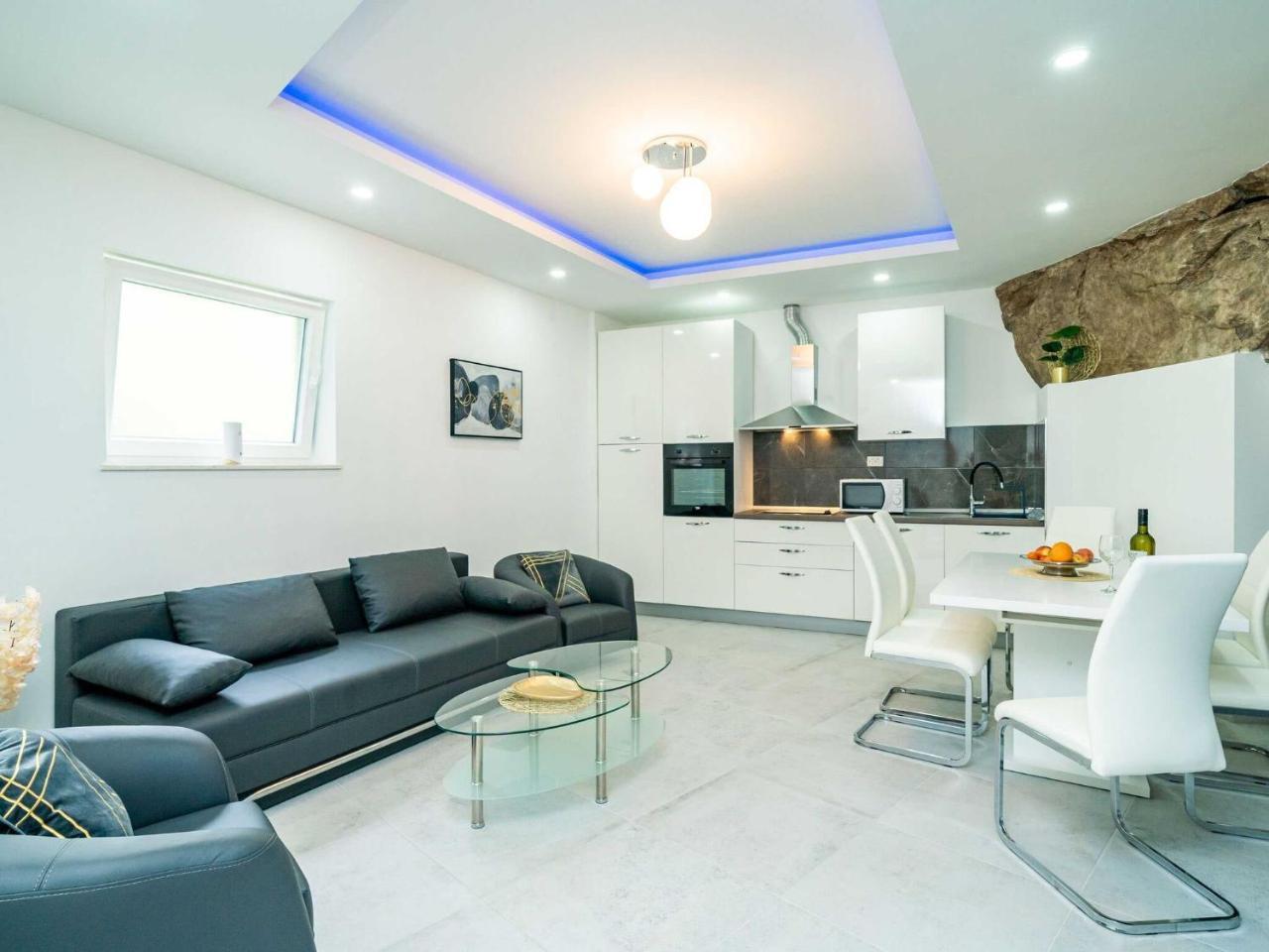 Hidden Gem Apartment Two Bedroom Apartment With Terrace & Sea View