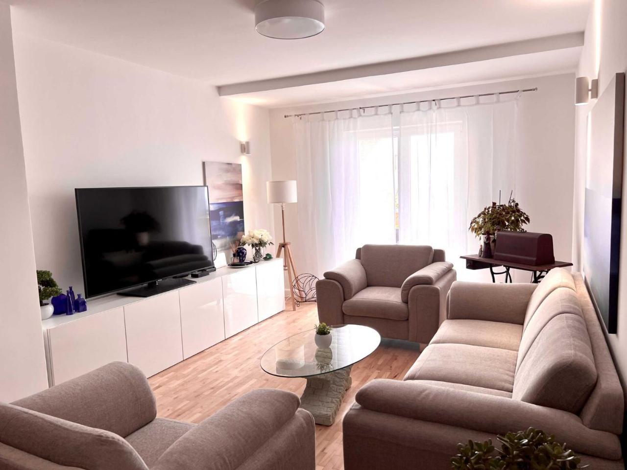 Apartment Lana Two Bedroom Apartment With Terrace & Sea View