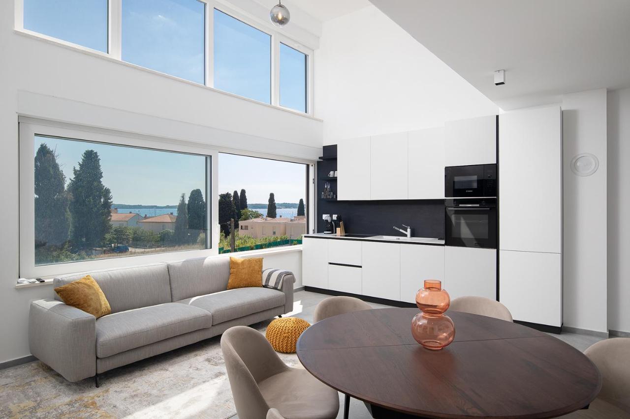 Penthouse Mavala