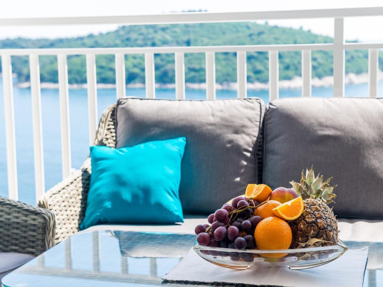 Apartments Lazarin Two Bedroom Apartment With Balcony & Sea View 1 Veliki