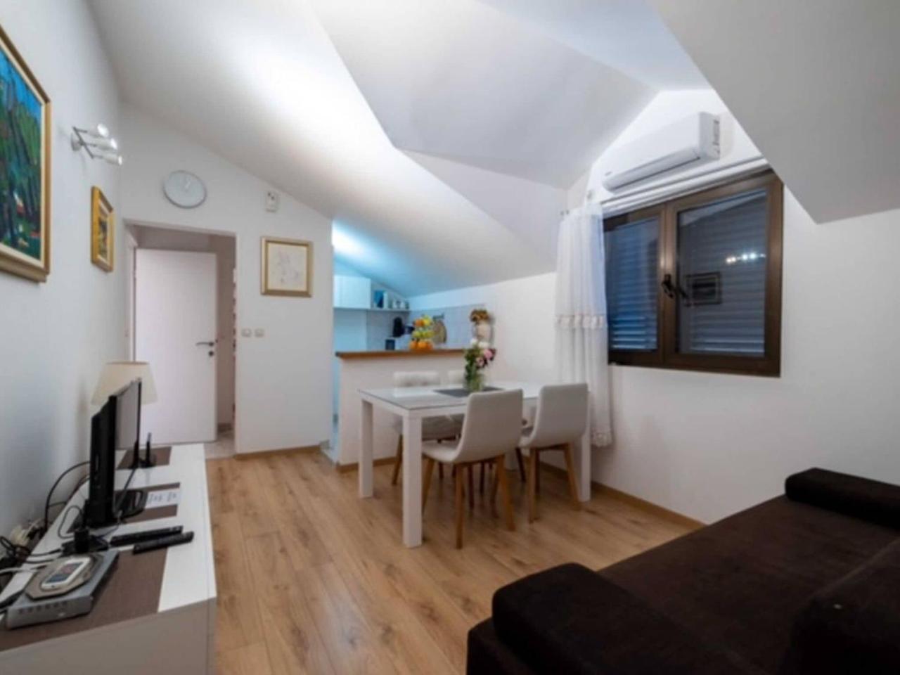 Guest House Kono One-bedroom Apartment With Patio & Sea View Marka Gjaje Street