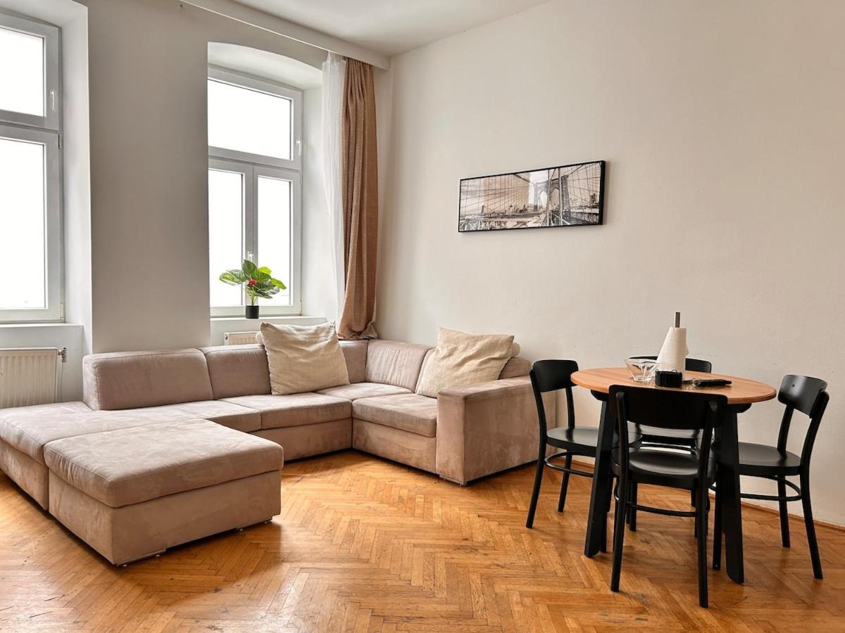 Spacious Central 4-room Suite For 6 Near Subway