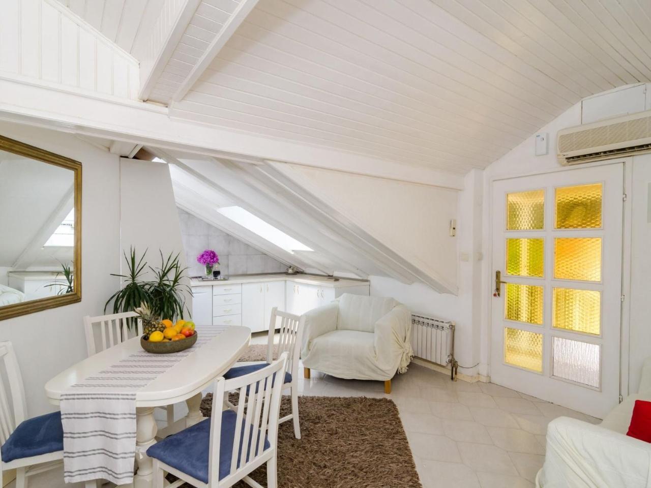 Apartment Emma Two Bedroom Apartment With Balcony & Sea View