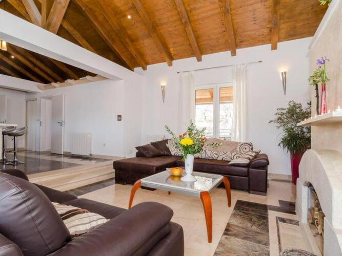 Villa Avoca Four Bedroom Villa With Swimming Pool