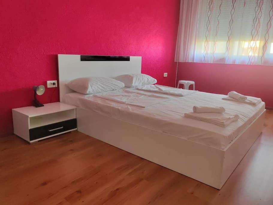 Red Room Apartment In Varna Beach & Forest