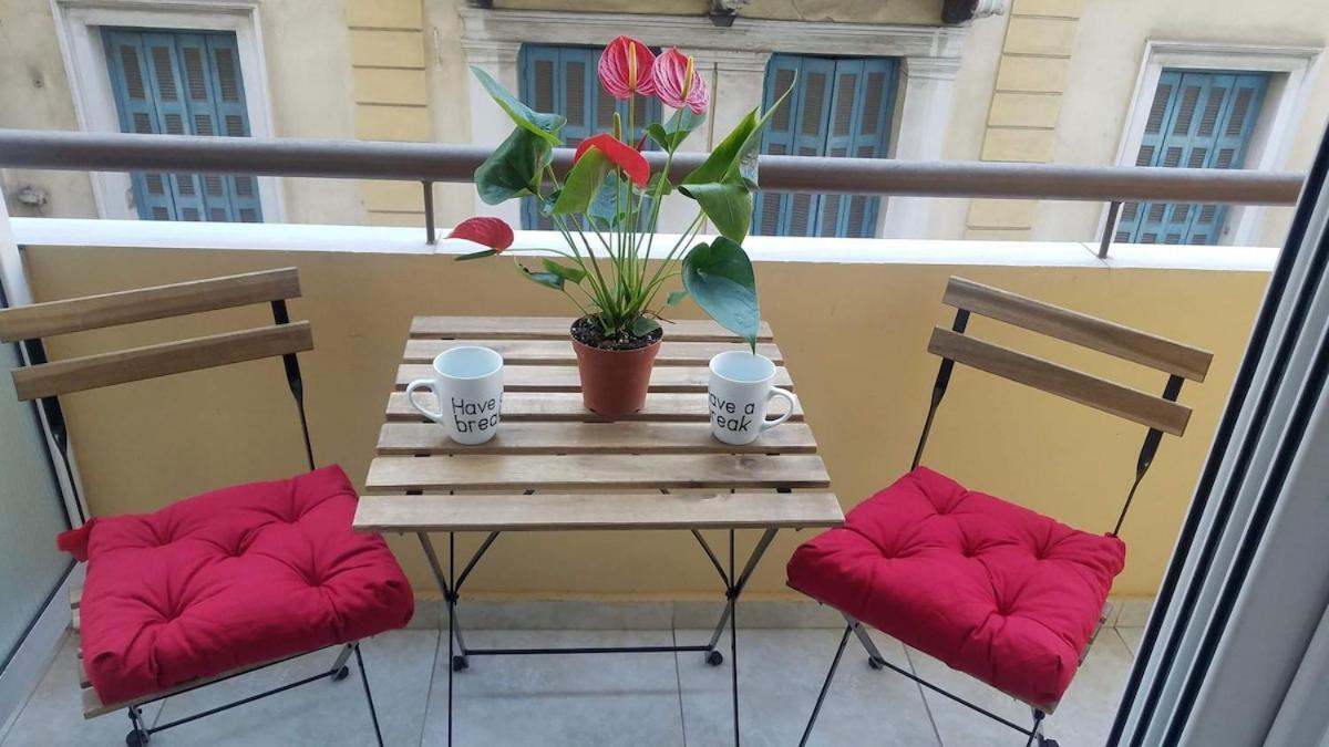 Sunny Apartment In The Heart Of Pireaus