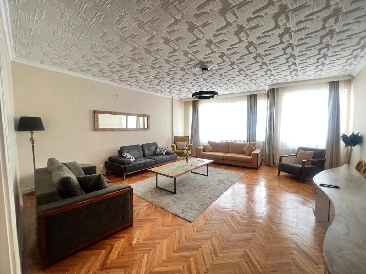Two Flats With 6br, 4ba