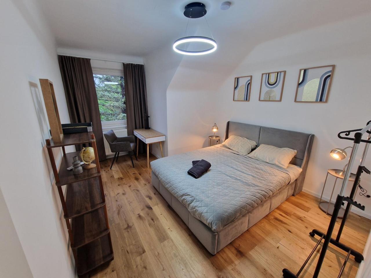 Cozy Apartment Next To Subway Station & Parking