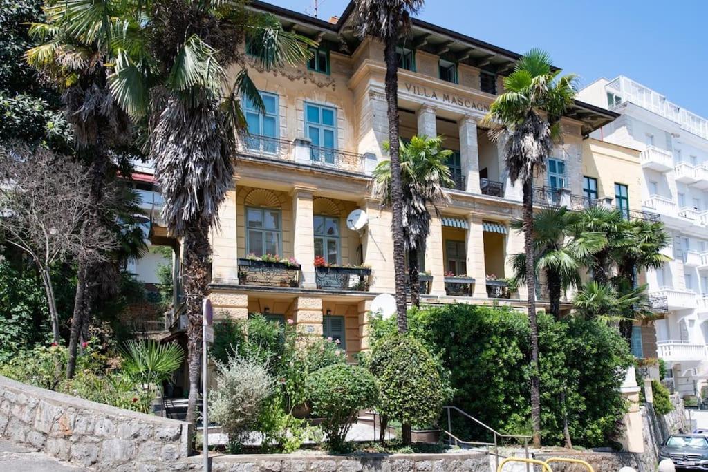 Villa Mascagni Modern Seaview Appartment