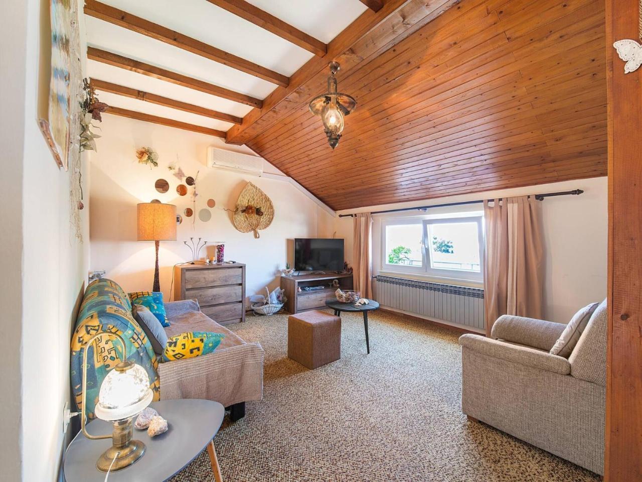 Spacious Holiday Apartment In Brodarica