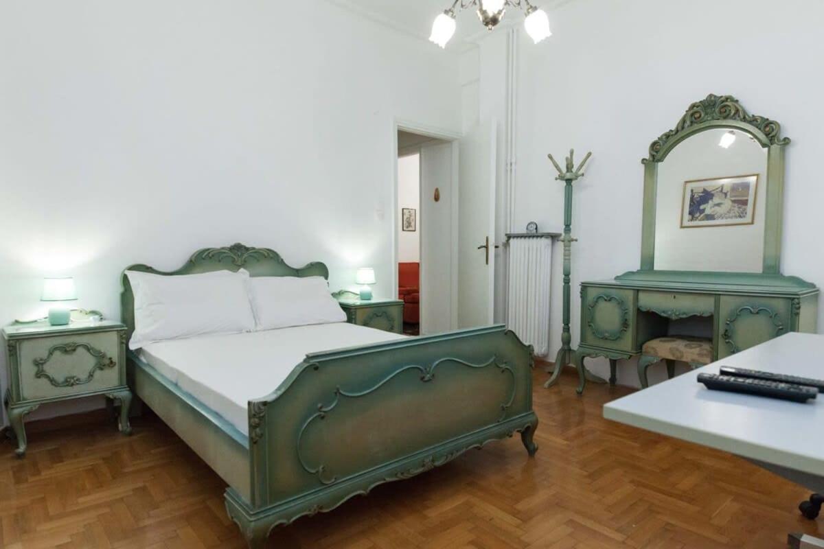 Charming Vintage 2br Apartment With Balcony In Koukaki