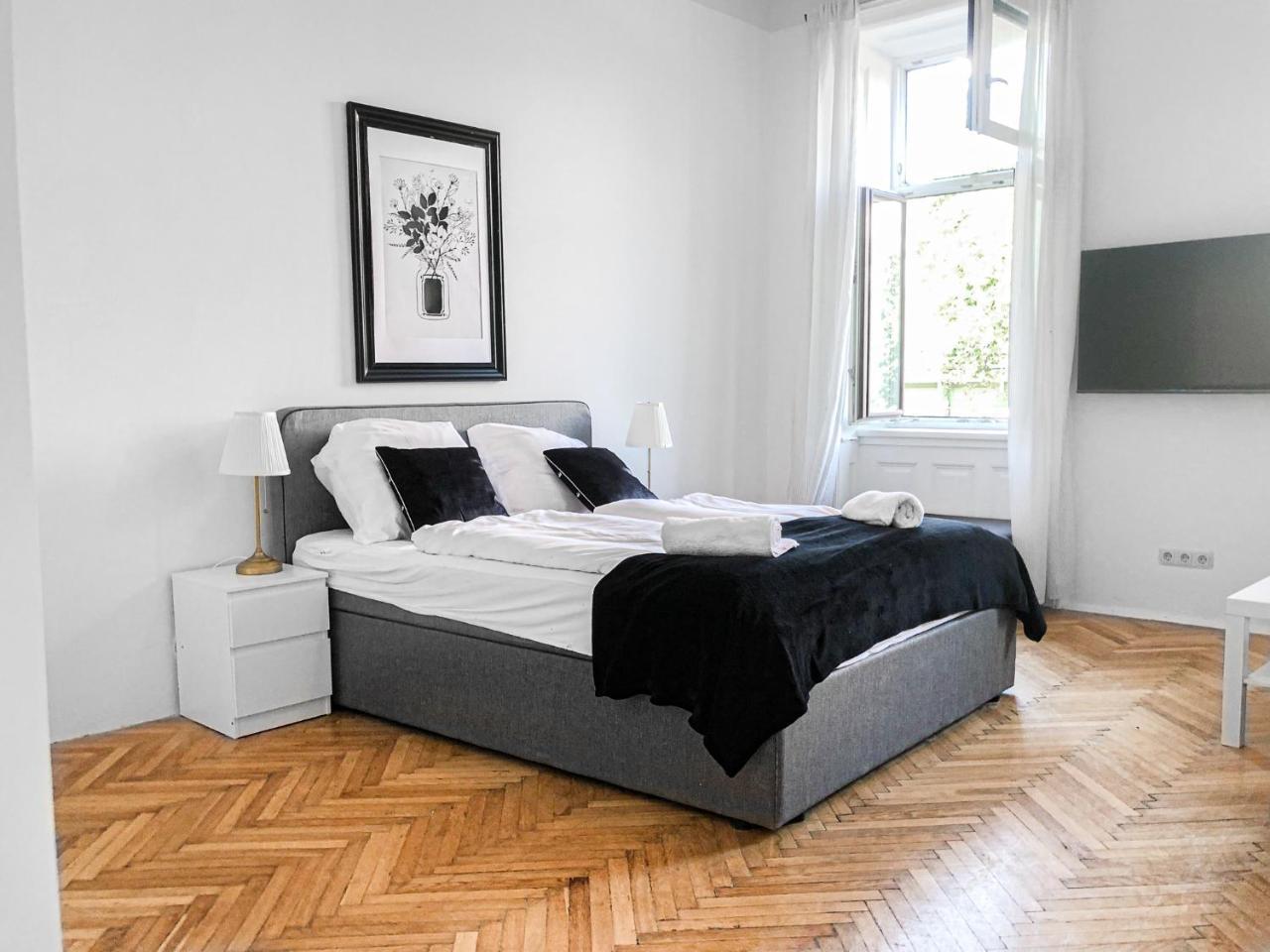 Prime Location Chic Apt, Near Akh Hospital