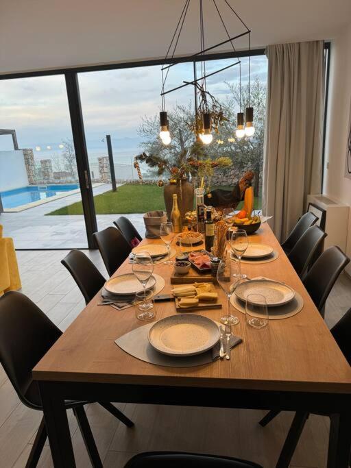 Rova Luxury Bay View Apartment With Pool