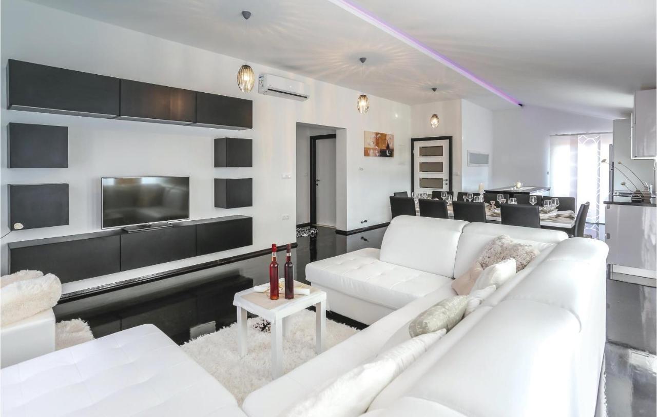 Lovely Home In Rumin With Kitchen