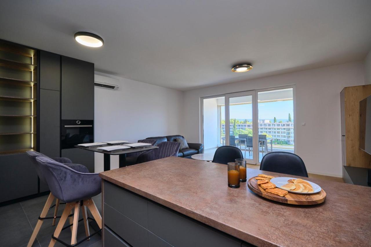 Tropic Night Apartment by Litto