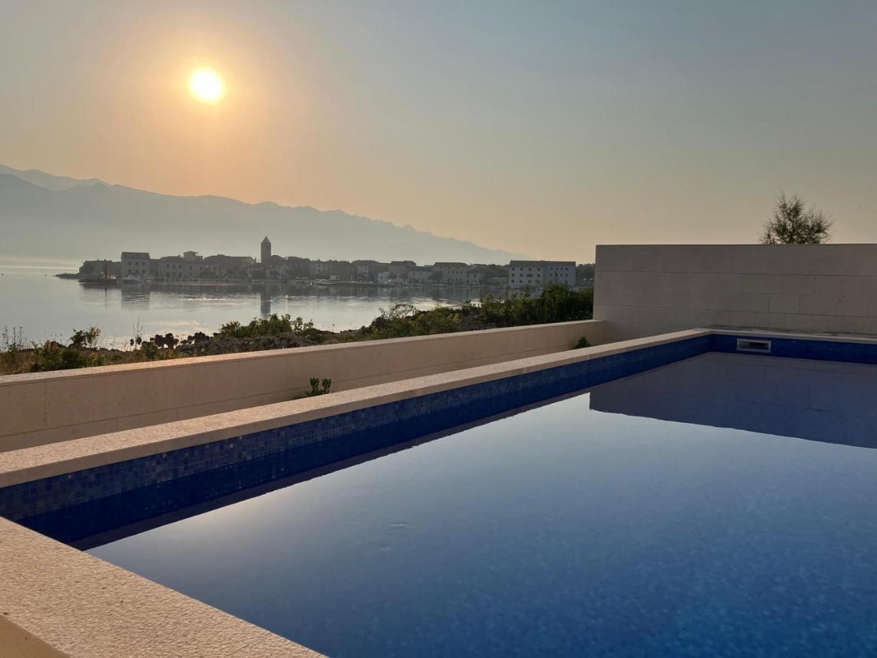 Luxury Beachfront Apartment With Private Pool, Vinjerac