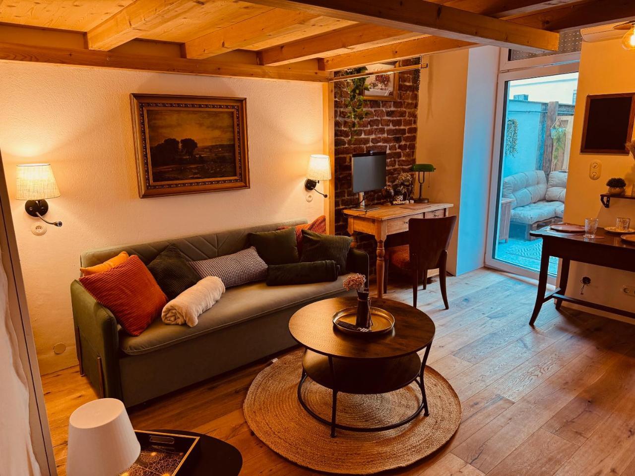 Urban Hideaway Cozy Loft, Green Courtyard & Ac