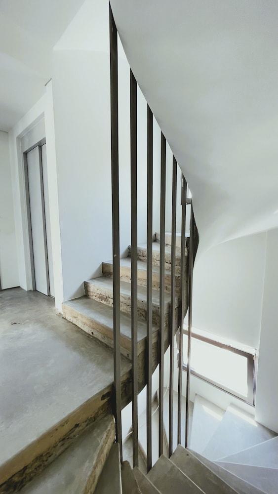 The Nixon Suite & Apartments Hotel