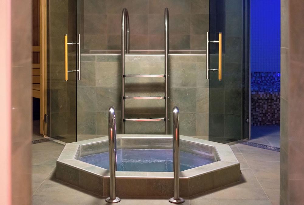 Greek Pride Cronwell Rahoni Hotel