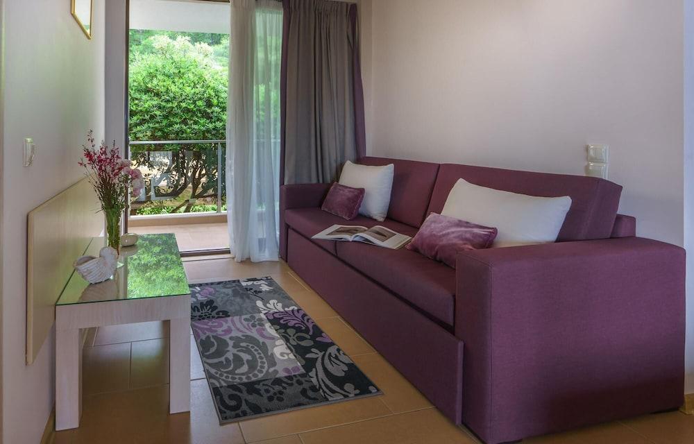 Greek Pride Cronwell Rahoni Hotel