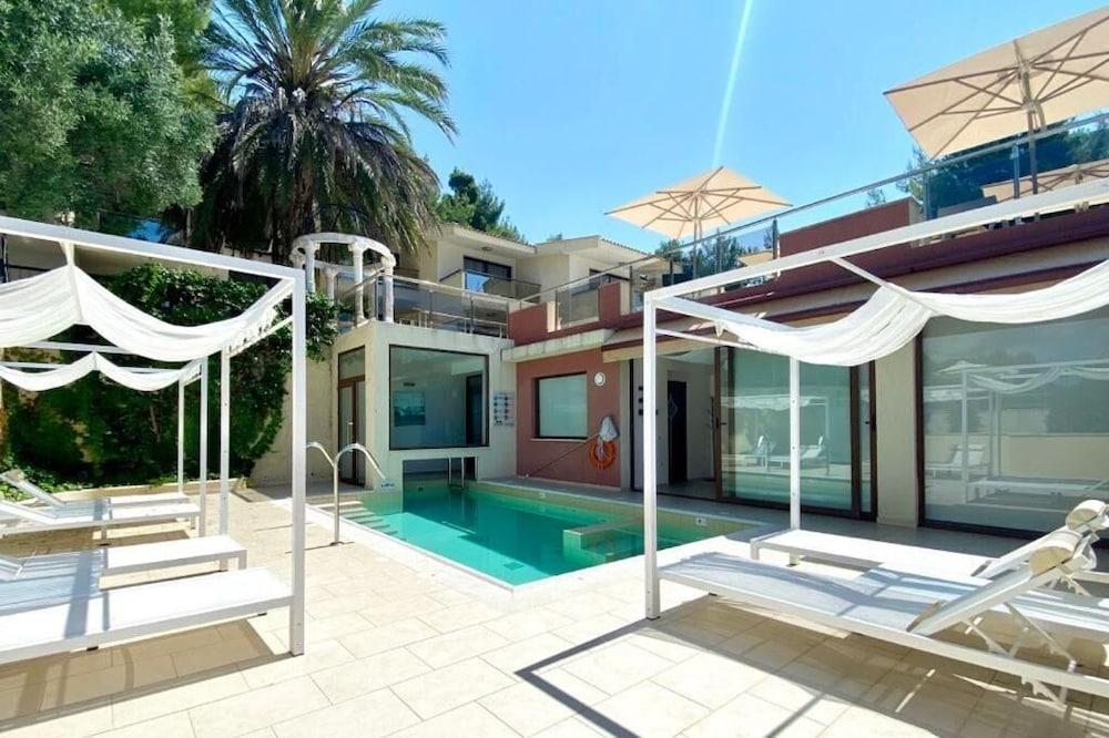 Greek Pride Cronwell Rahoni Hotel