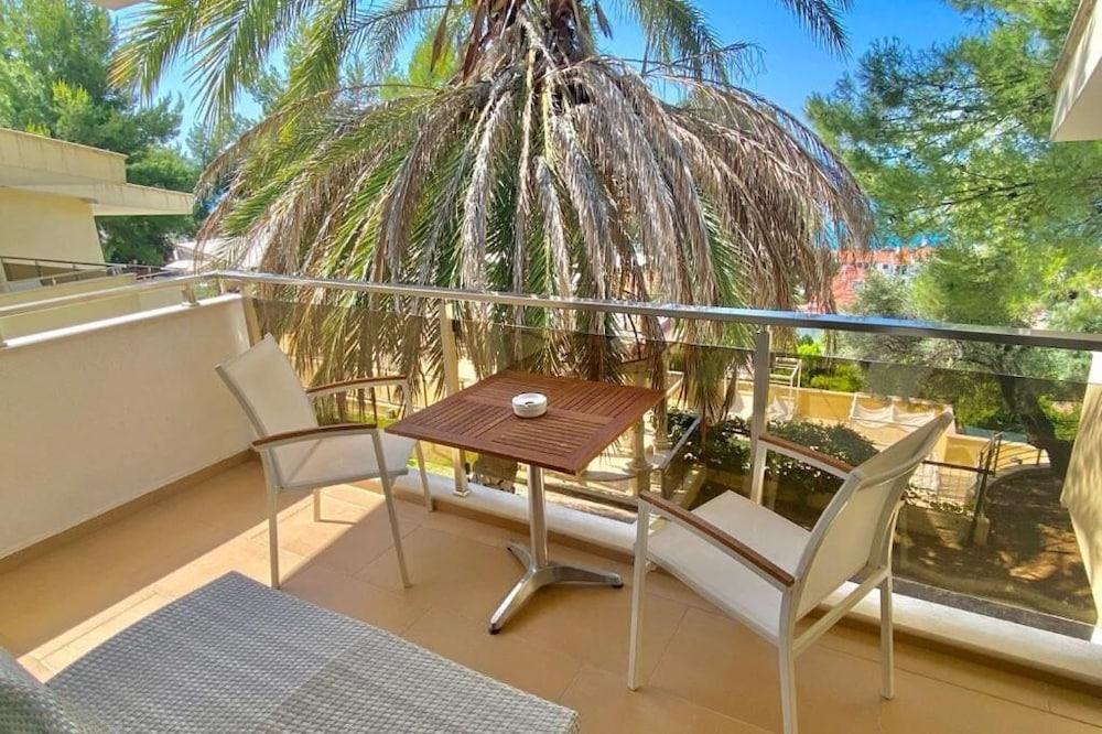 Greek Pride Cronwell Rahoni Hotel