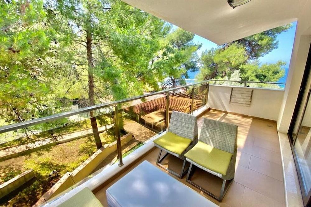 Greek Pride Cronwell Rahoni Hotel