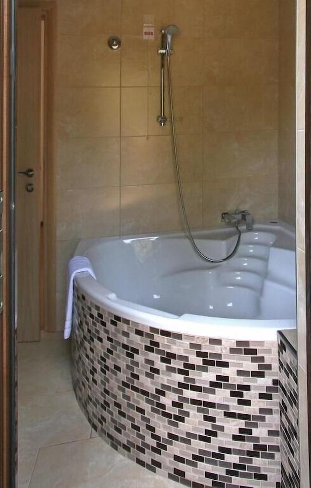 Greek Pride Cronwell Rahoni Hotel