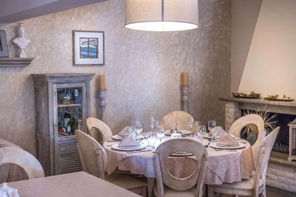 Greek Pride Cronwell Rahoni Hotel