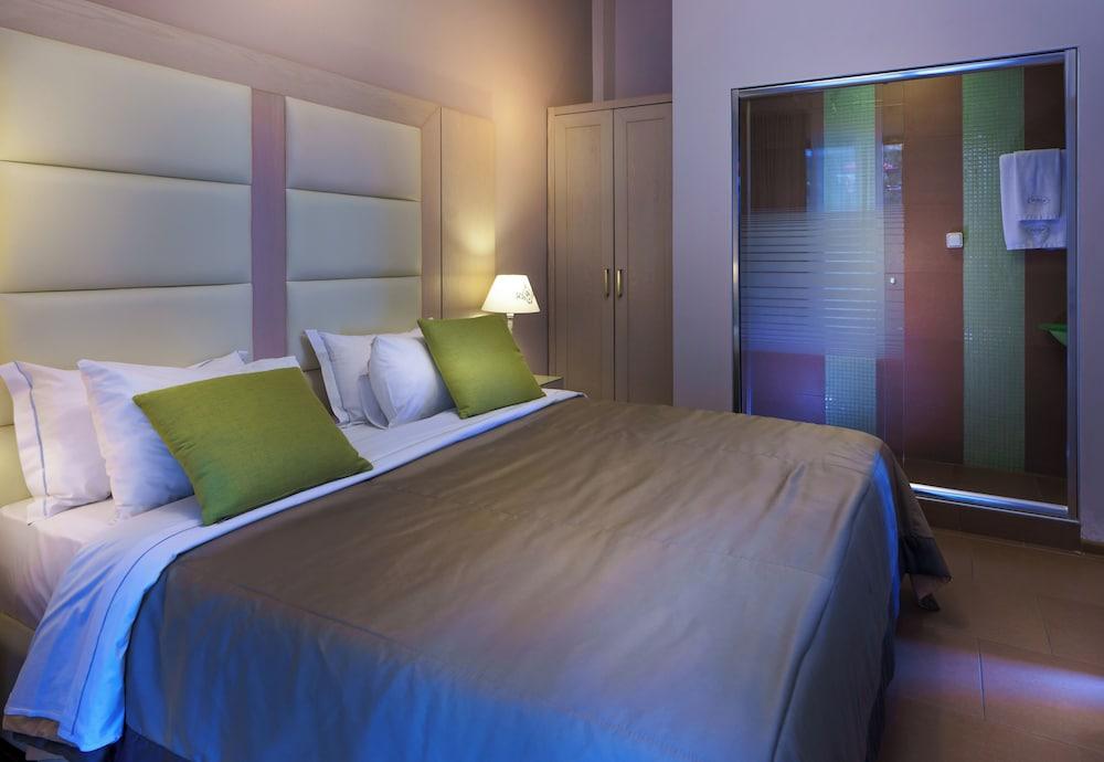 Greek Pride Cronwell Rahoni Hotel