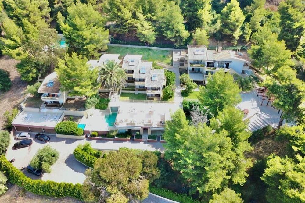 Greek Pride Cronwell Rahoni Hotel